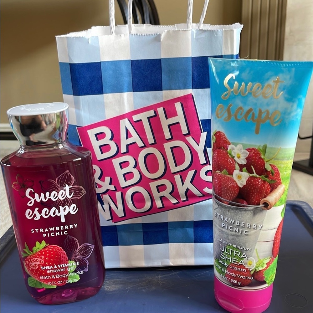Bath & Body works - Sweet escape Strawberry picnic set